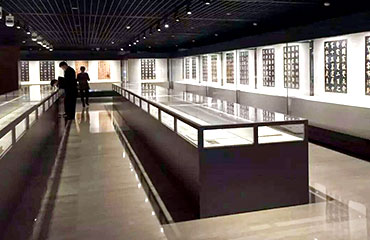 美(měi)術(shù)館仿實木(mù)木(mù)紋木(mù)制(zhì)鑲嵌式手卷展台（可(kě)快(kuài)速拼接、亞克力外(wài)罩可(kě)反複使用(yòng)）